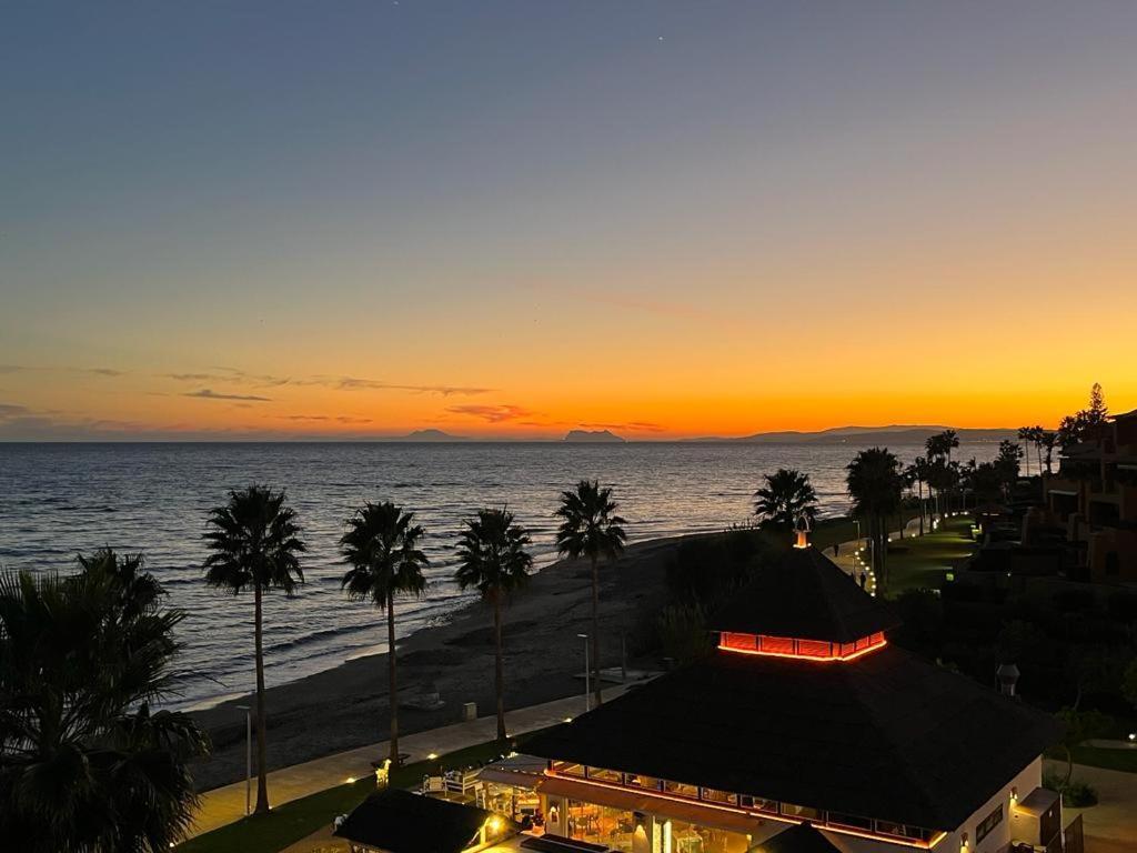 Bahia De La Plata Seafront Apartment Estepona Exterior foto